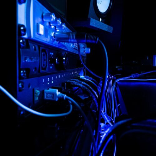 a bunch of wires that are in a room